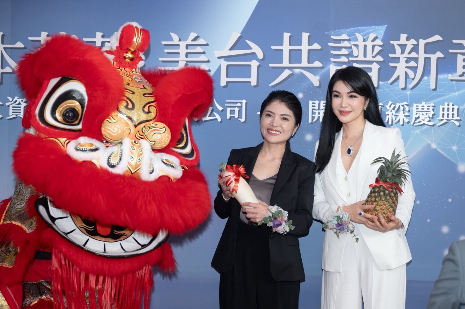 董事長張淑芬(右)與總經理Audrey(左)連袂亮相,迎接獻瑞祥獅,整個開幕儀式過程喜氣洋洋。(記者包克明 攝)