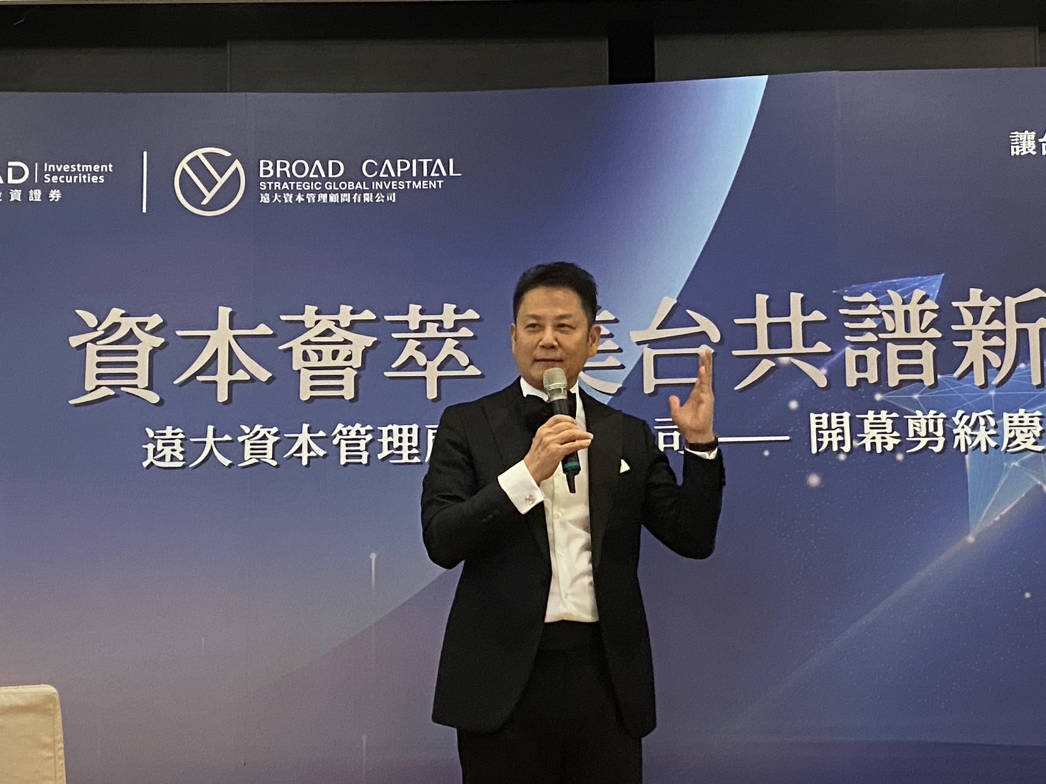 資深藝人「乃哥」徐乃麟擔任司儀兼主持人,幽默風趣、妙語如珠帶動現場氣氛熱烈歡愉。(記者包克明 攝)