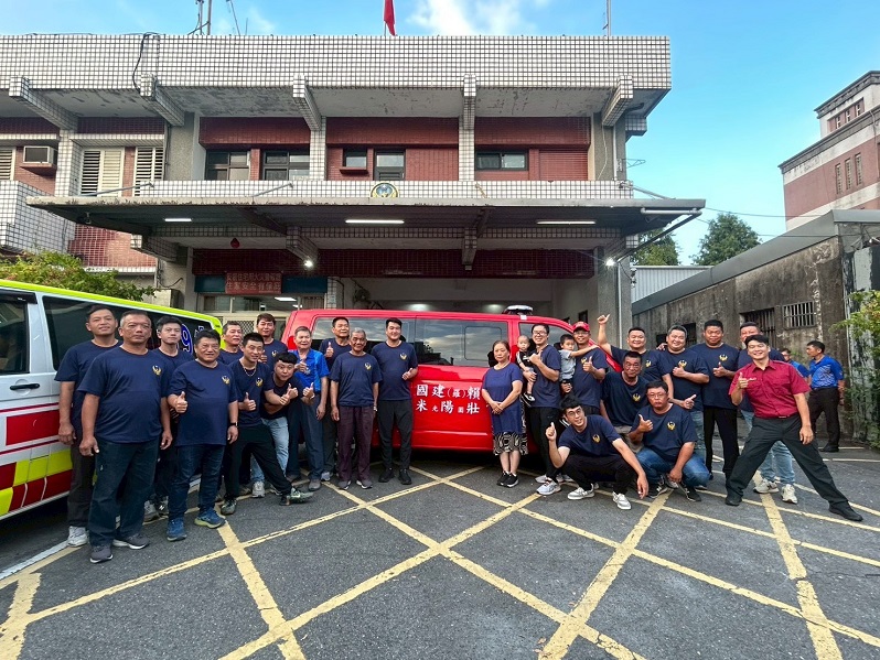 ▲ 壯圍義消前分隊長賴建國家族捐車儀式與義消同仁合影。