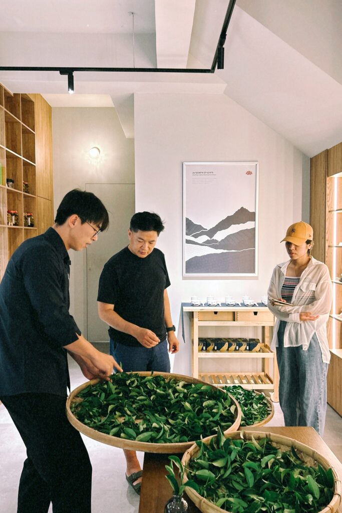 「新北農創所一號」有種茶 推出系列體驗活動與秋季優惠 13 %E6%9C%89%E7%A8%AE%E8%8C%B6%E6%AF%8F%E5%80%8B%E9%80%B1%E6%9C%AB%E5%B0%87%E9%82%80%E8%AB%8B%E5%9D%AA%E6%9E%97%E8%8C%B6%E9%9D%92%E8%BE%B2%E9%A7%90%E5%BA%97%E6%93%94%E4%BB%BB%E3%80%8C%E4%B8%80%E6%97%A5%E5%BA%97%E9%95%B7%E3%80%8D%EF%BC%8C%E5%B8%B6%E4%BE%86%E5%A4%9A%E6%A8%A3%E5%8C%96%E7%9A%84%E9%AB%94%E9%A9%97%E6%B4%BB%E5%8B%95