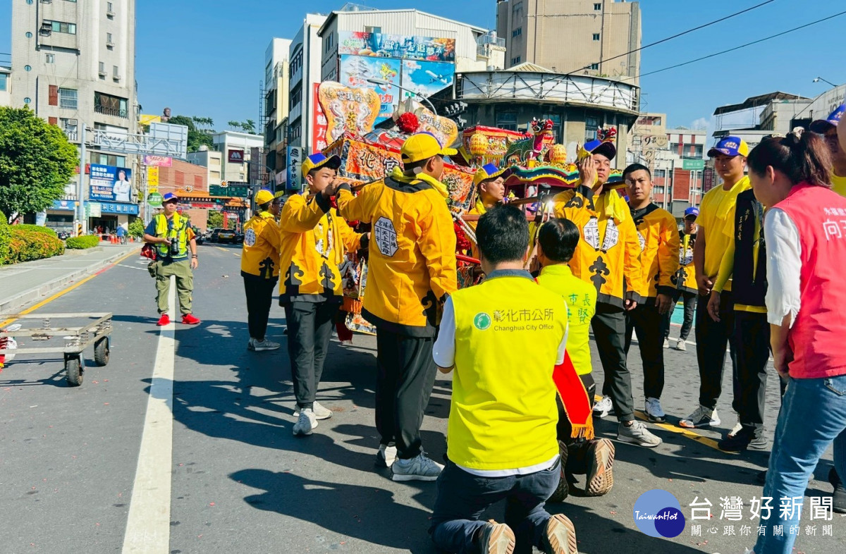 南瑤宮遶境巡角活動主委林世賢市長等人在中華路跪拜開基三媽鑾轎。圖/記者鄧富珍翻攝