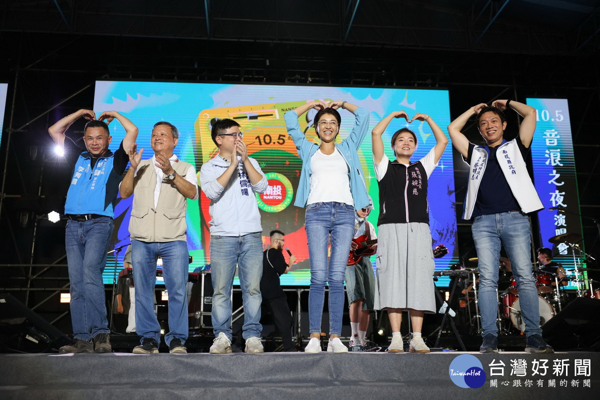 許縣長與嘉賓祝大家中秋愉快。（縣府提供）
