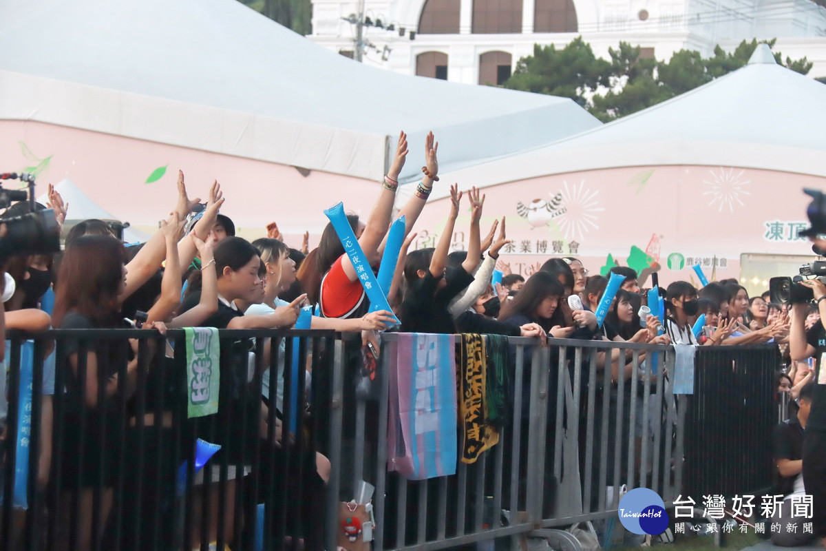 年輕朋友渡過歡樂的音浪之夜。(記者扶小萍攝)