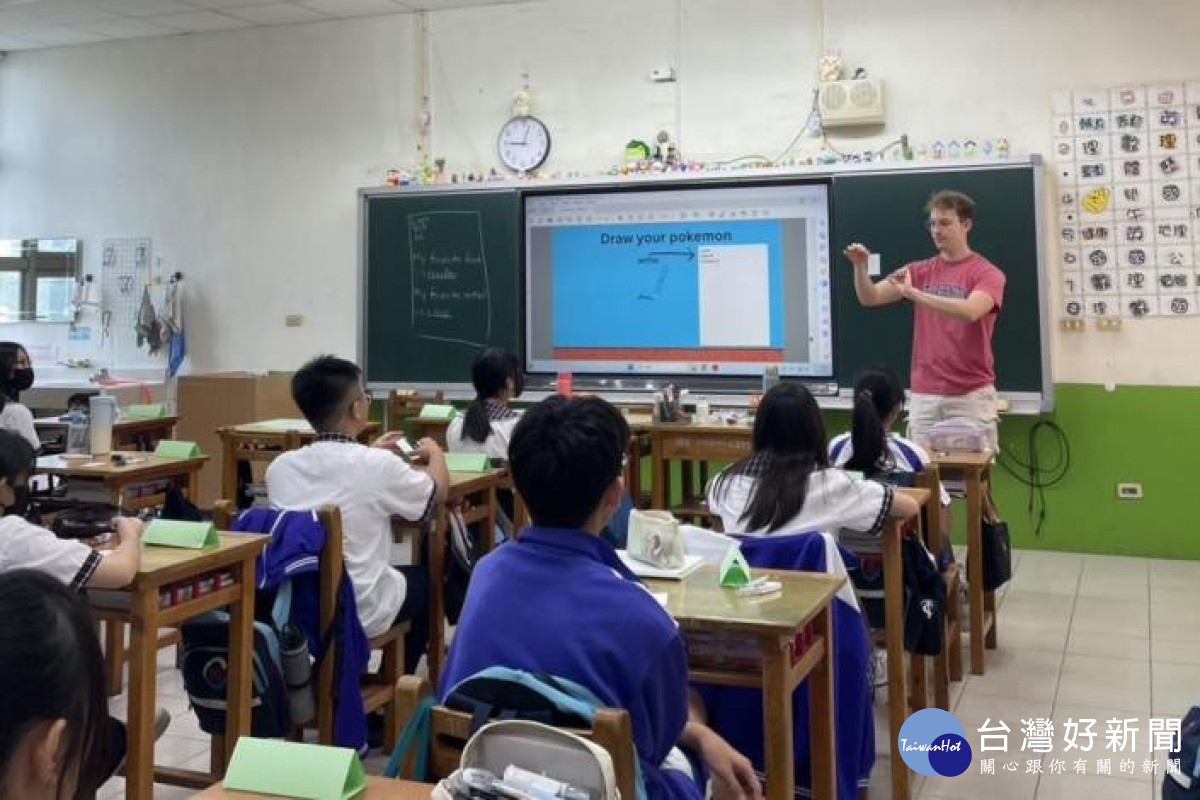 外師於自強國中上課。