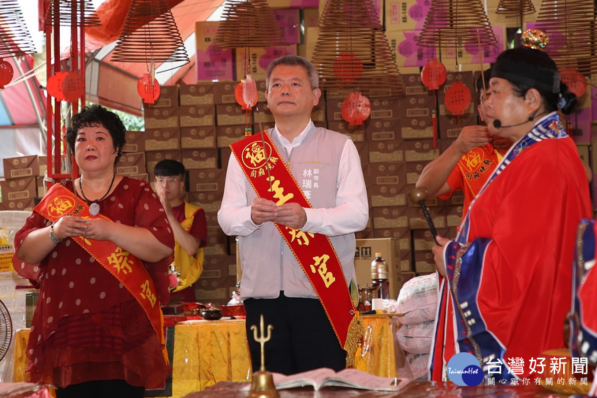 嘉義市副市長林瑞彥參拜嘉義市古時四城門的四間土地公廟/嘉義市府提供
