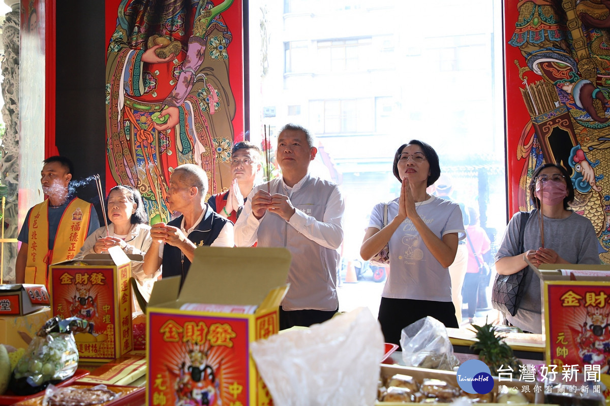 嘉義市副市長林瑞彥參拜嘉義市古時四城門的四間土地公廟/嘉義市府提供
