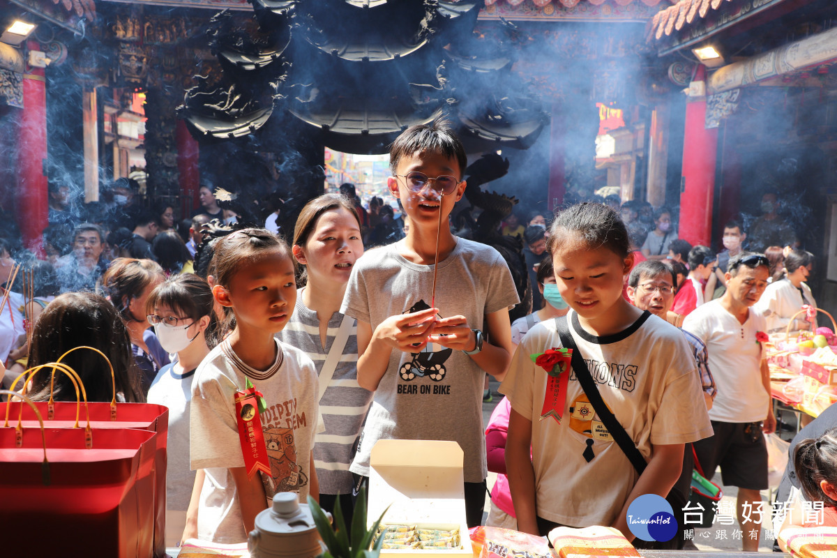 嘉義縣新港奉天宮全國各地契子女與信眾齊聚一堂團圓參拜/嘉義縣府提供