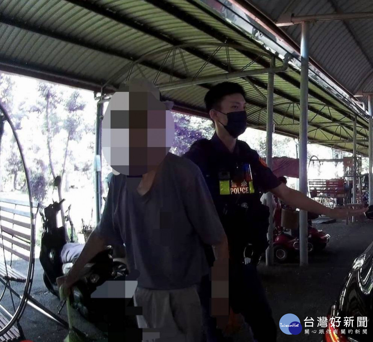 員警及時發現迷途老翁，並平安護送他返家／警方提供