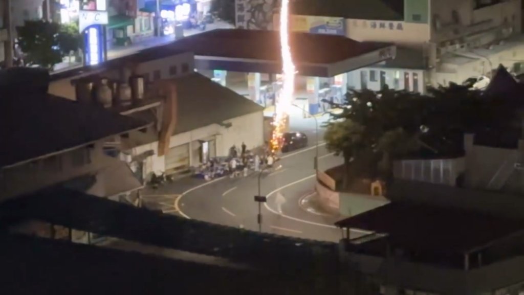 影/危險!凌晨在加油站旁放鞭炮 高雄民眾怒:猴子笑聲此起彼落