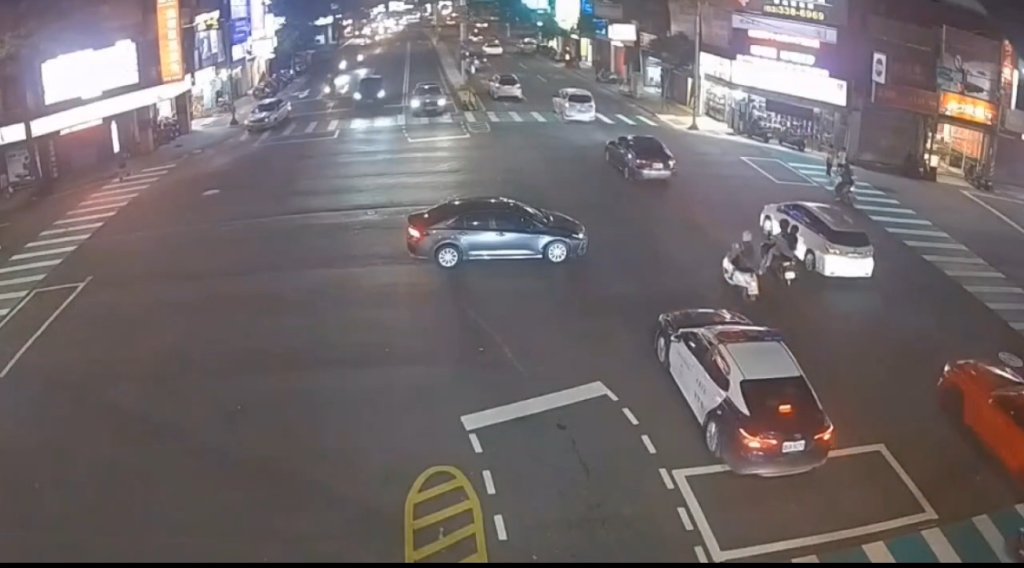 吸電子煙彈!-男「ㄎㄧㄤ掉」發呆停路中-桃警包圍逮捕送辦
