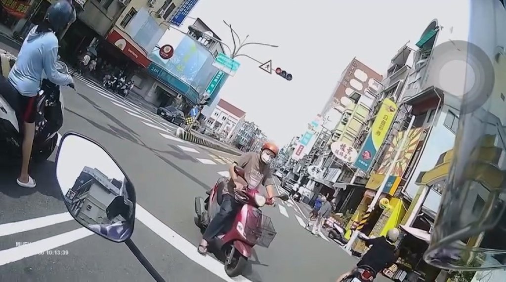 影/台南阿北很狂!騎車闖紅燈又逆向 罵擋路騎士「白目」