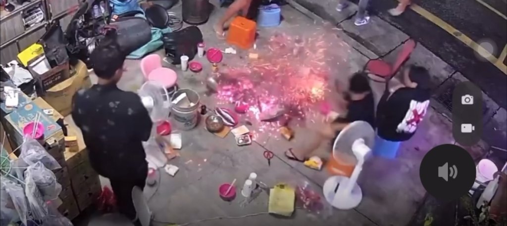 中秋烤肉變爆破!-屏東男把炭火放水泥地-砰一聲驚喊:我的魷魚啦!