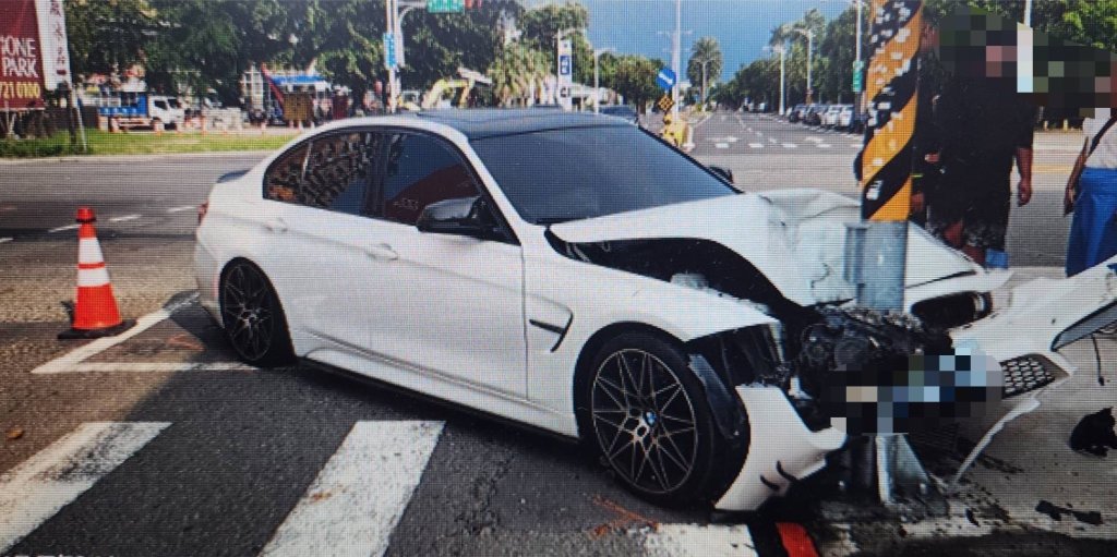21歲男開bmw屏東飆速-疑閃左轉車失控撞桿-再撞停紅燈女騎士-釀兩傷