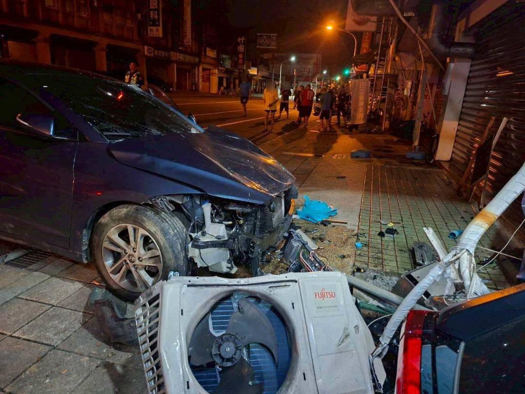 23歲游姓男子駕駛自小客車,疑因車速過快失控,車輛突然逆向衝撞路旁民宅。