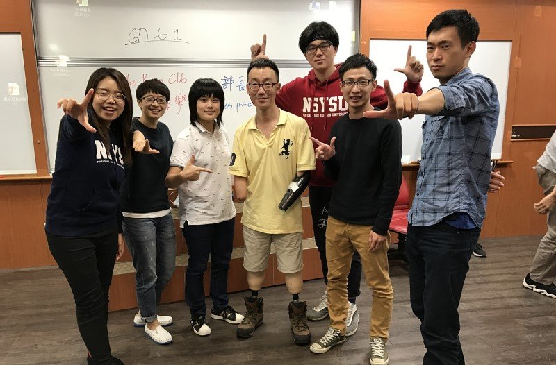 雙手重生、雙腳再起 中山大學王致遠用堅毅重新定義人生與教育