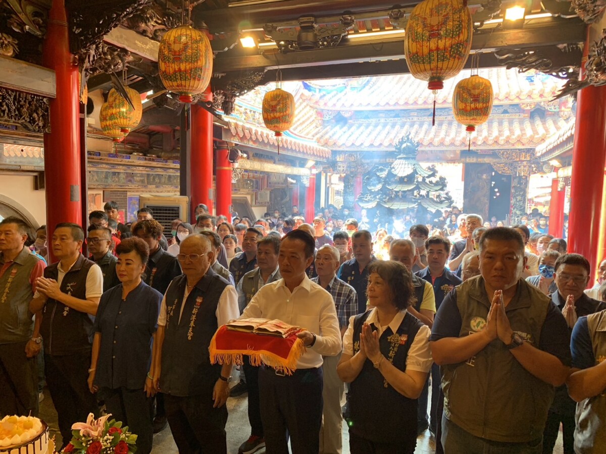 嘉義新港奉天宮開臺媽祖契子一年一度的團圓盛會,在嘉義縣翁章梁縣長、奉天宮何達煌董事長、立委蔡易餘辦公室呂文正主任等人的帶領下,向媽祖請安、還願,一同歡度中秋。(圖/記者陳惲朋攝)