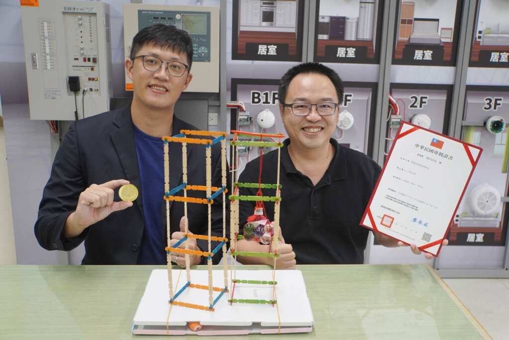 ▲大葉大學環安系周中祺主任(右)與博士生張維達(左)在烏克蘭發明展榮獲金牌。(記者林明佑翻攝)