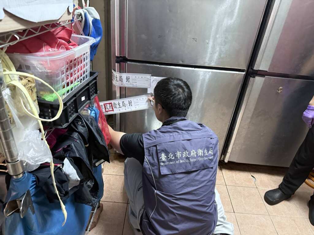 ▲工業雙氧水加工豬腸事件，北市衛生局啟動調查並前往販售地點進行下架封存。
