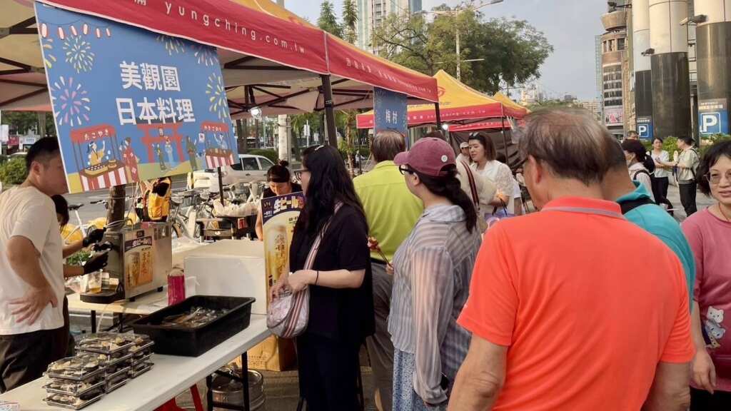 ▲民眾遊逛日式料理市集。