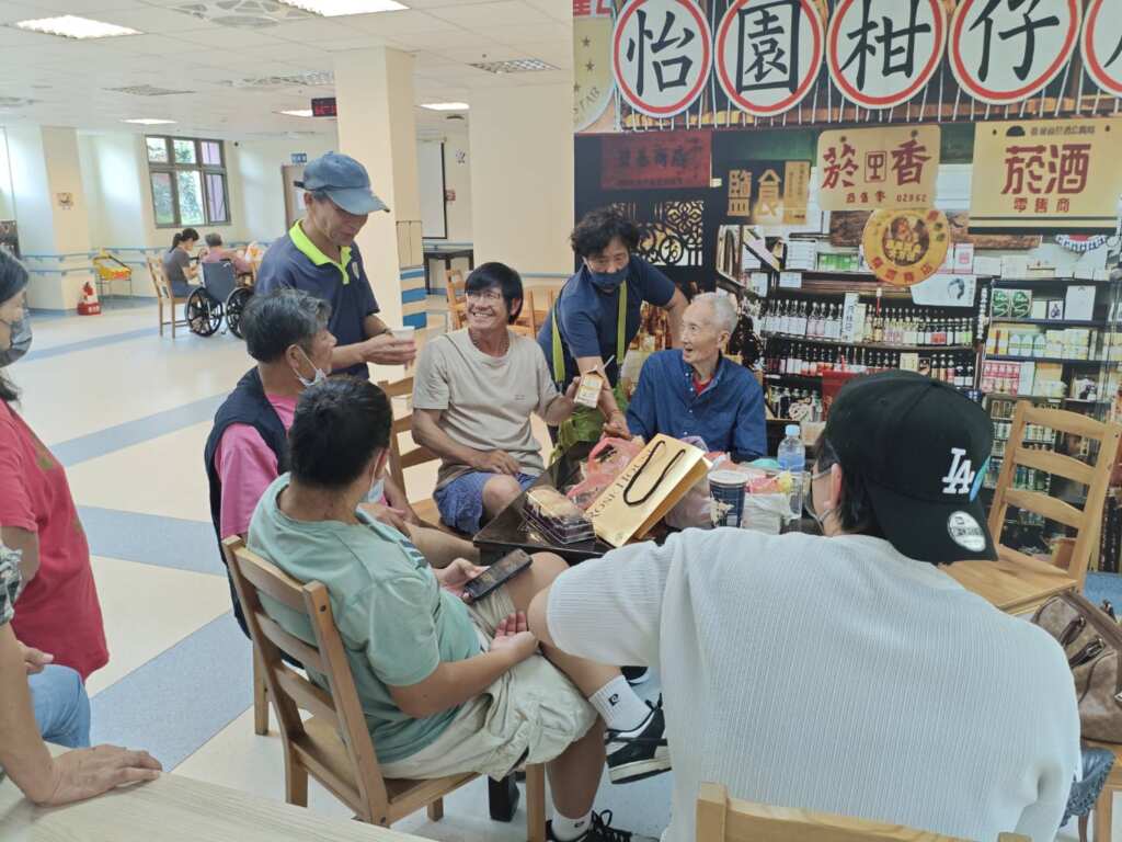 ▲彰化榮家特於中秋節舉辦桌餐聚會,並搭配多元團康活動,陪伴榮民長輩們共度佳節。(記者林明佑翻攝)