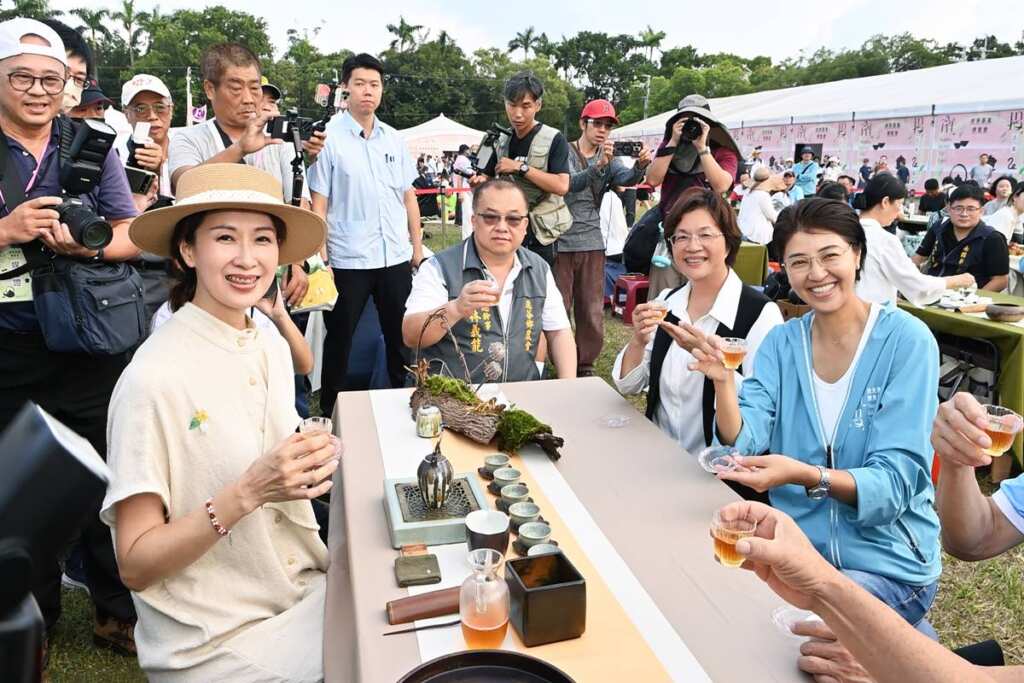 ▲南投茶博人潮強強滾,千人茶會茶席飄香。(記者張玉泰攝)