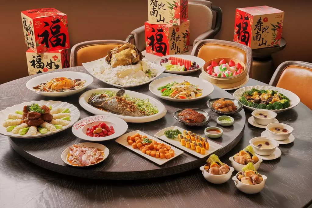 「青雅中餐廳」壽宴包廂桌菜每套17,999元起，提供專屬壽星照相區。圖/台北新板希爾頓酒店提供