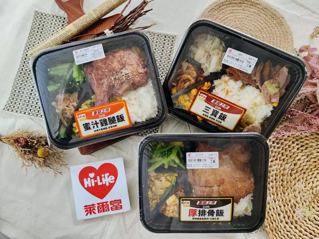 萊爾富全新上市的便當不僅用料扎實,餐盒設計也更有質感,厚排骨飯(售價109元)、三寶飯(售價109元)、蜜汁雞腿飯(售價109元)。