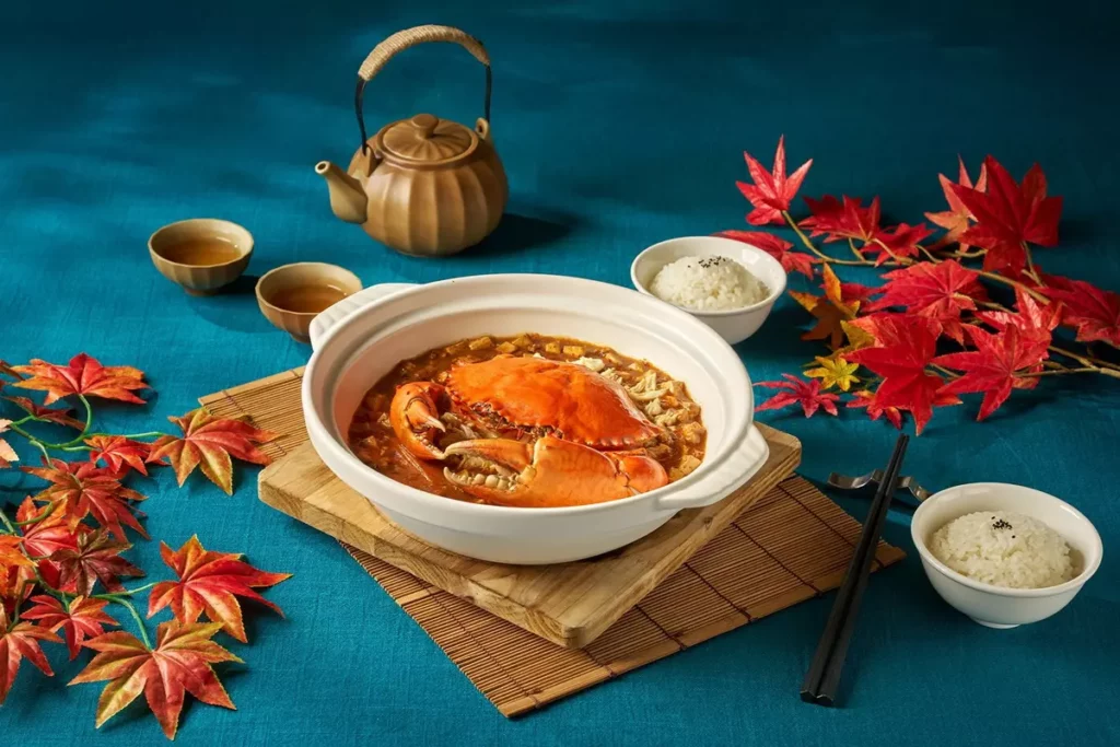 「紅袍蟹皇麻婆豆腐」將川味麻婆豆腐注入蟹皇精華，麻辣醇厚之中透出濃郁海味，入口時嫩豆腐與蟹膏鮮香相互交織，不知不覺間讓人扒完整碗白飯。(瀚寓酒店提供)