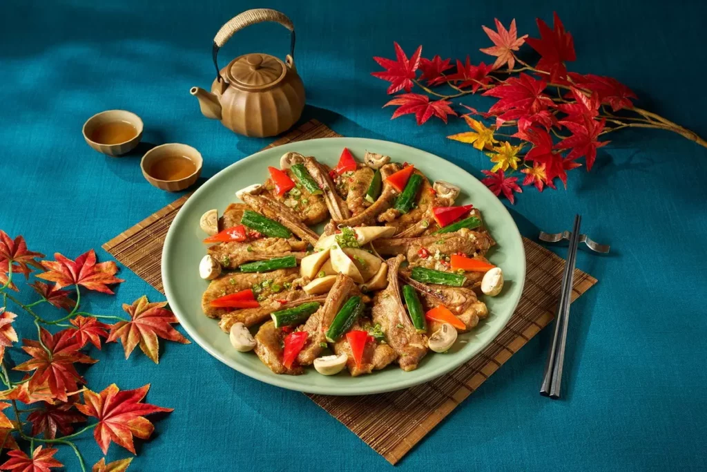 十人筵席再加碼「喼汁野菌豚肋排」，嚴選黑毛豬帶骨里肌，以香辛料醃漬入味後煎烤至表皮微脆，再佐特調醬汁，帶來鮮嫩彈牙的豐富口感。(瀚寓酒店提供)