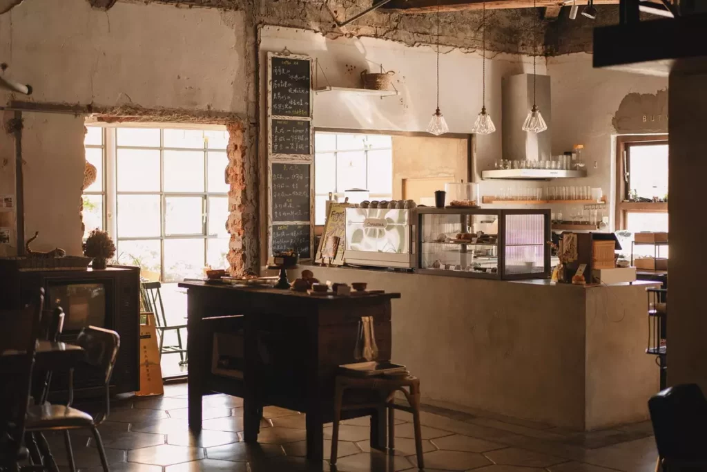 「伯虎在二樓」位於恆春七十年老宅內，濃厚復古的空間美學，結合手作烘焙與風格選物，被網友號稱老街必訪的計時咖啡廳。圖／墾丁凱撒提供