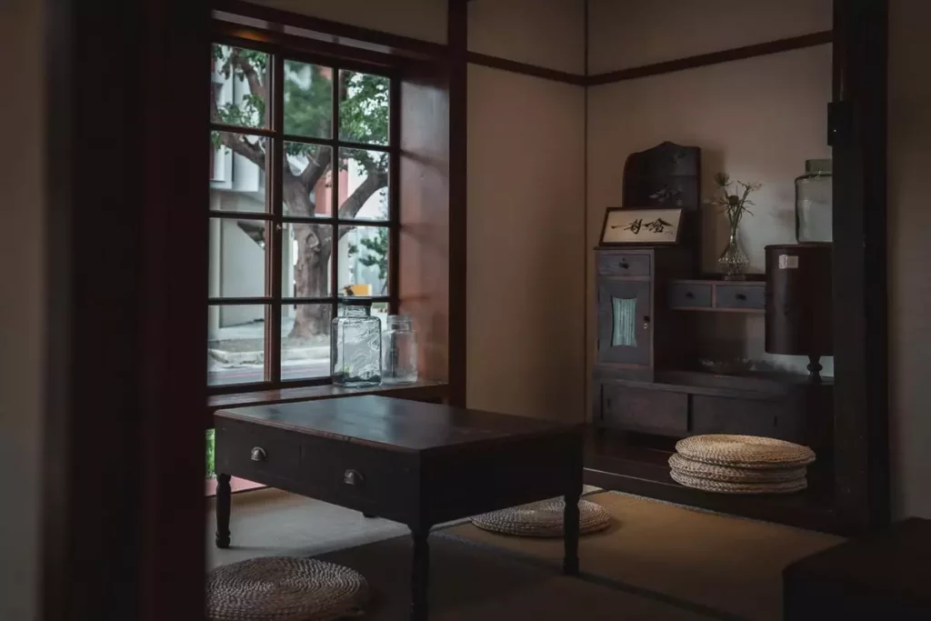 「蒔嶼咖啡」前身是日治時期留下的古蹟「原恆春郡役所官舍」，靜謐空間搭配精心挑選的骨董家具呈現日式懷舊氛圍。圖／墾丁凱撒提供