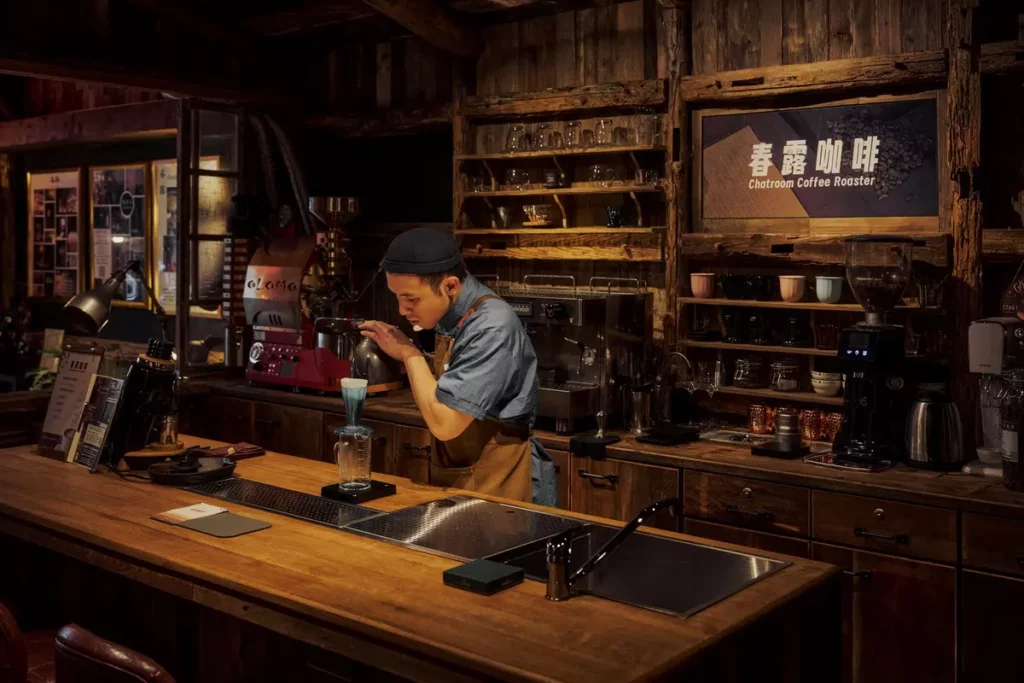 「春露咖啡」是一間充滿老闆個性與巧思的咖啡廳，店內主打各式手沖單品及風味飲品，搭配開放式吧檯為來訪旅人提供更多互動體驗。圖／墾丁凱撒提供