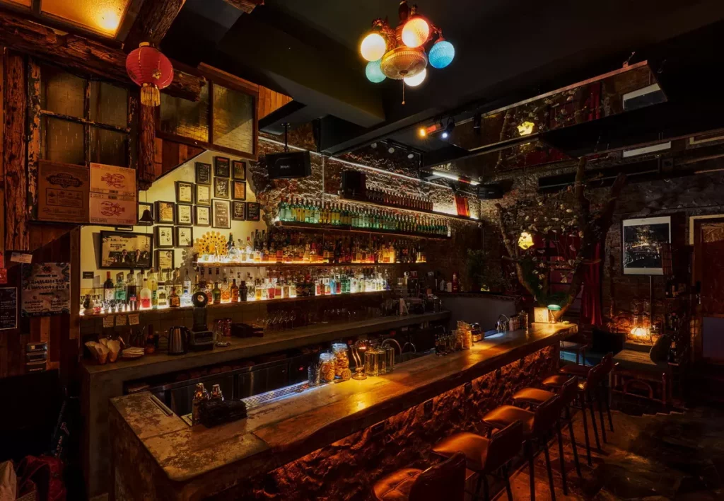 「春酩Bar」號稱恆春最難找的酒吧，旅人要穿過彷彿迷宮的民宅與走廊，才能抵達這處村民限定的微醺秘境（未滿18歲請勿飲酒）。圖／墾丁凱撒提供