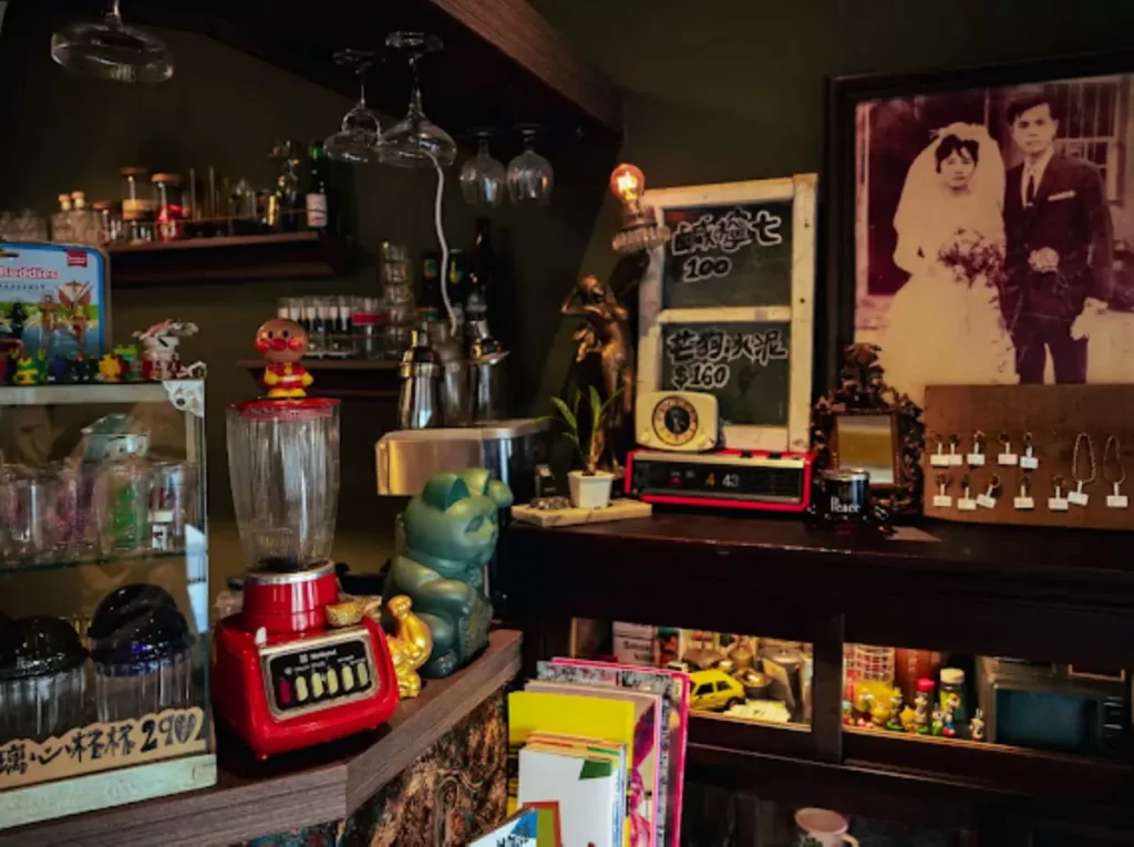 「友時愛碧珠」店名源自於老闆父親「友時」及母親「碧珠」，70年代懷舊裝潢結合創意台菜，搭配循環播放的懷舊金曲彷彿穿越時空。圖／墾丁凱撒提供