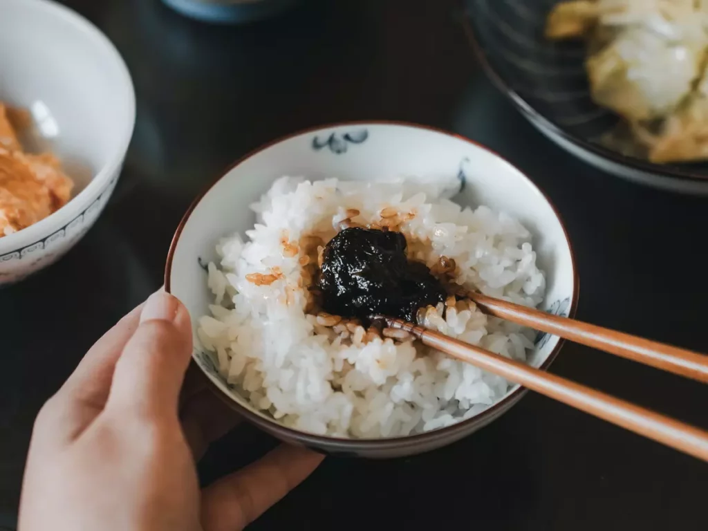 「一芳海苔醬&惦佃」現由第四代夫婦延續初心接班，融合雨來菇、黑豆、洋蔥等恆春在地食材，探索佃煮技藝的更多可能性。圖／墾丁凱撒提供