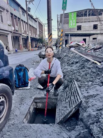 網紅妍安曬出鏟子超人的照片,腳上靴子是上萬元的名牌靴。(圖/翻攝妍安IG)