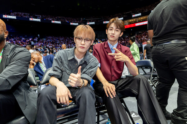 K-pop 偶像辰樂 (Chenle) 與昀昀 (WINWIN) 在 NBA Abu Dhabi Games 現身 K-pop 偶像辰樂 (Chenle) 與昀昀 (WINWIN) 在 NBA Abu Dhabi Games 現身