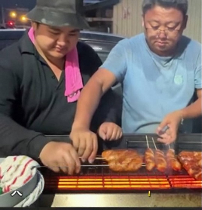 ▲光復車站前,鏟子英雄們在中秋月光下共享烤香腸、烤肉、柚子、月餅——溫情與感恩交織,為災後重建夜添一抹最暖的人間光。