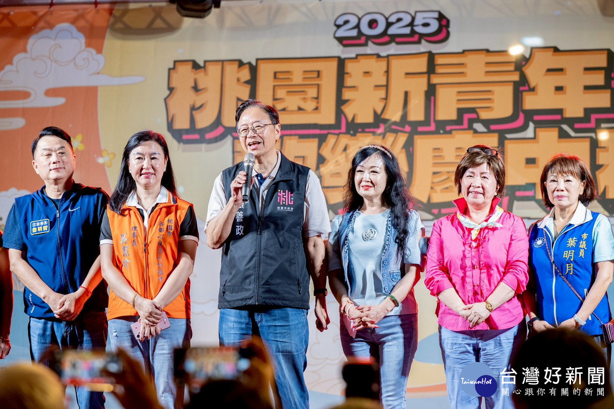 桃園市長張善政伉儷出席「中壢萬人封街烤肉」活動致詞。<br /><br /> 