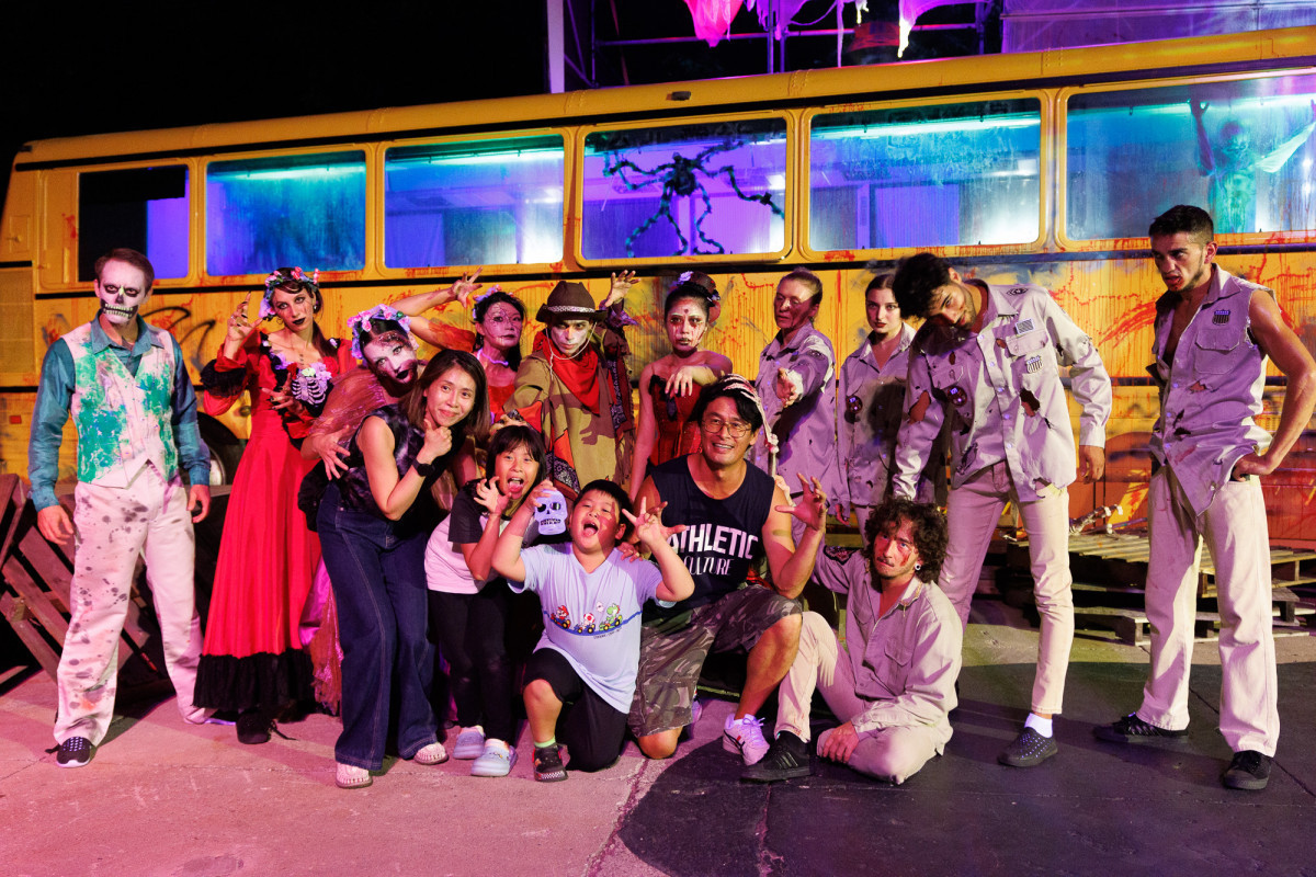 亡靈終點站夜間表演秀吸引眾多遊客與鬼怪演員們。