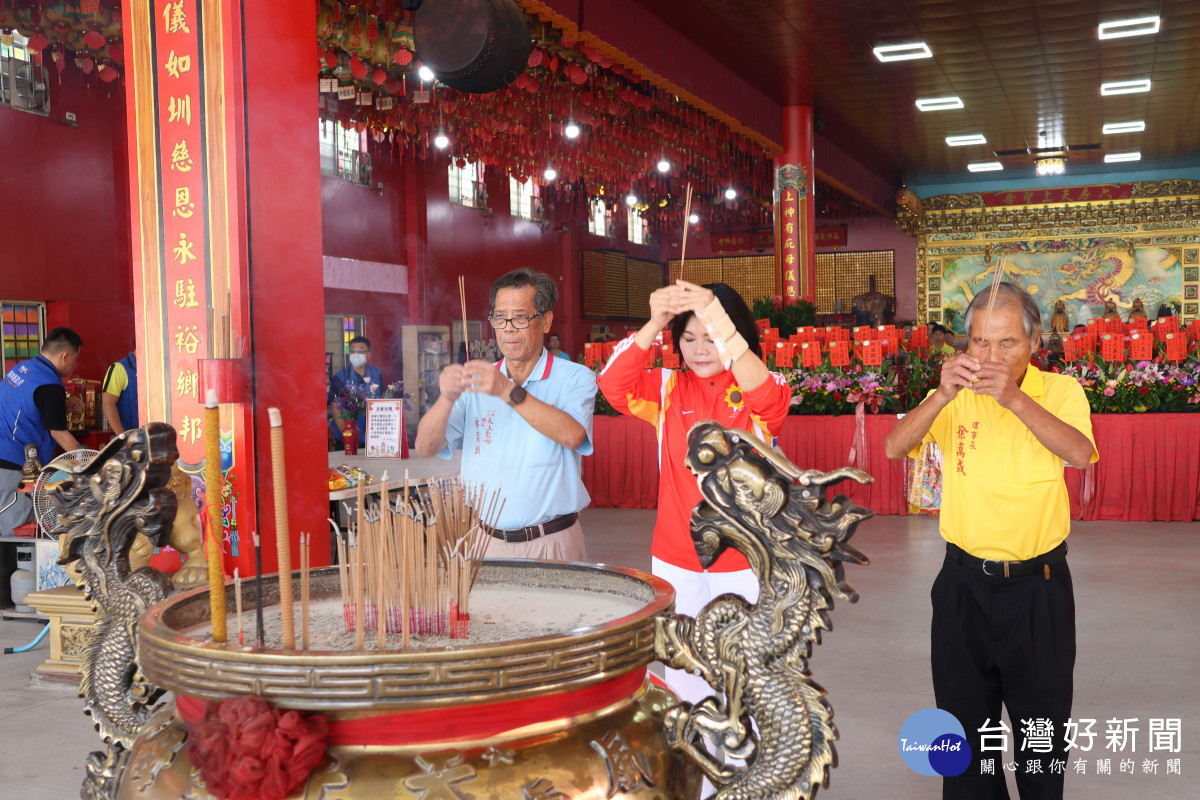 雲林縣長張麗善上香誠心祝禱，祈求六房媽庇佑114年全國運動會賽事圓滿順利／翻攝照片