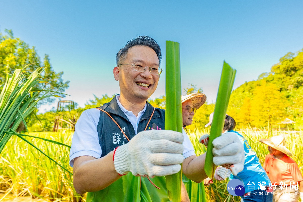 桃園市副市長蘇俊賓向大家推薦三坑筊白筍。<br /><br />