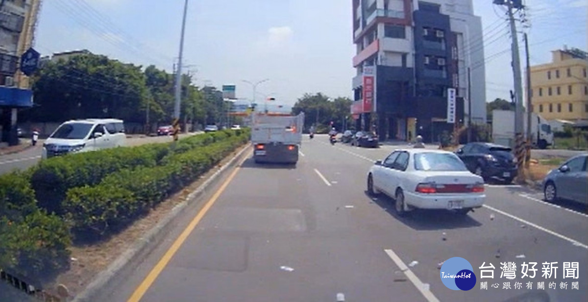 車道中散落千元大鈔