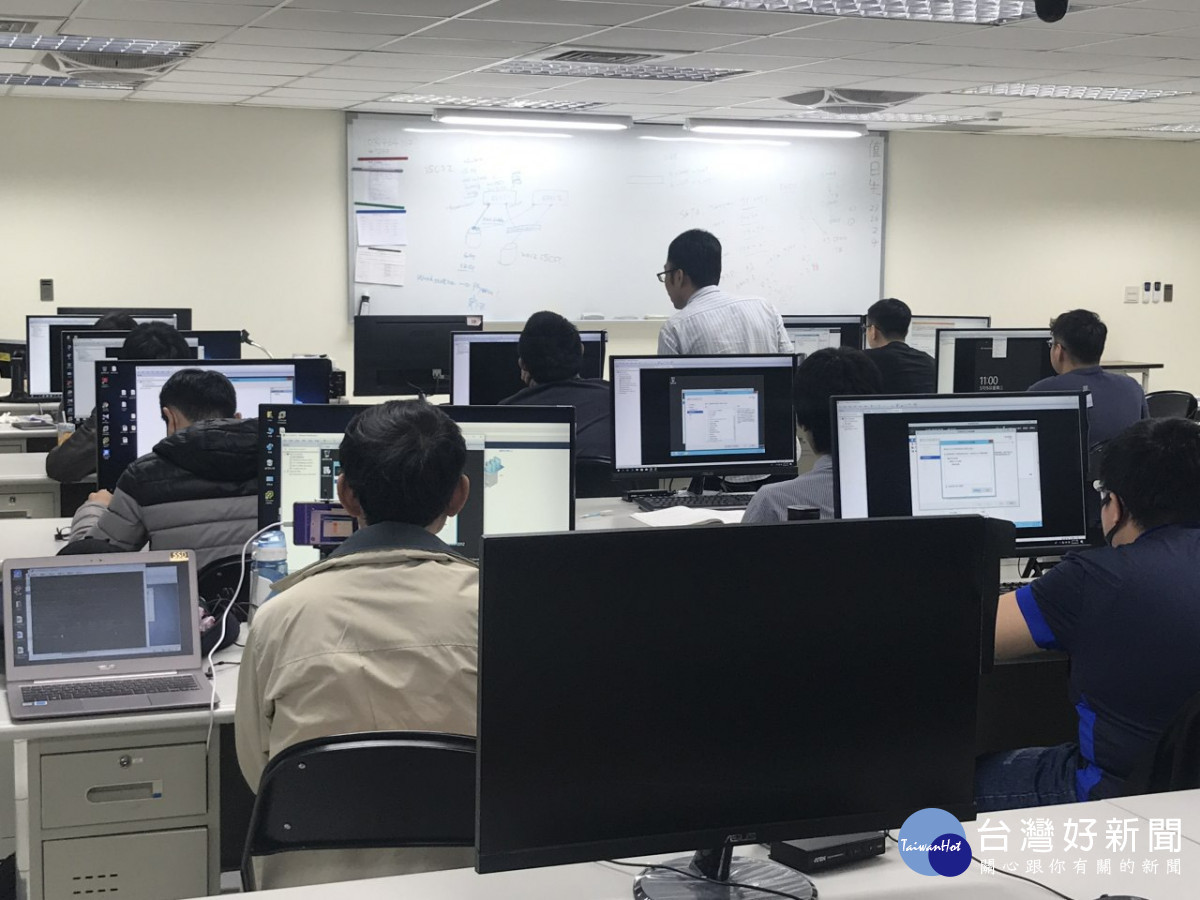 未滿30歲的青年參加政策性產業課程，每月可以領到8000元學習獎勵金。