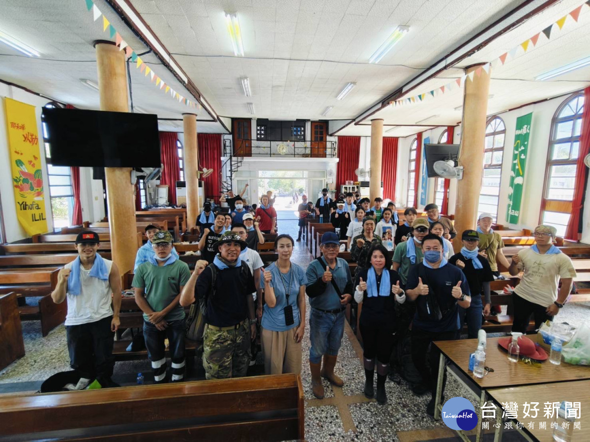 中原大學與馬太鞍長老教會合作，團結學生志工之力，協助災民重建家園。(前排中為馬太鞍教會楊阿華牧師)