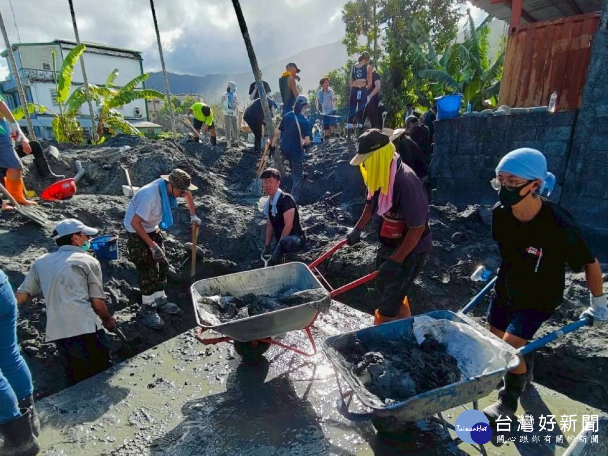 中原大學發起「師生攜手為花蓮馬太鞍災區重建家園」行動,志工合作清理溝渠淤泥。
