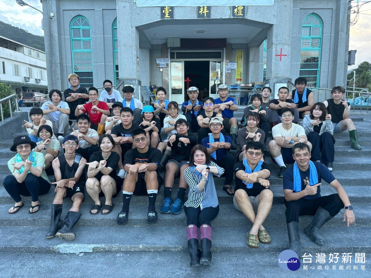 中原大學學務長金亭佑(前排中)連續三天親自帶隊前進災區,與師生並肩投入清淤復原。