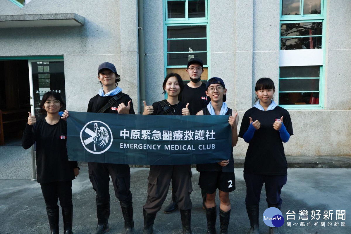 中原大學「緊急醫療救護社」志工參與災區服務行動,與團隊並肩作業,即時提供急救支援。