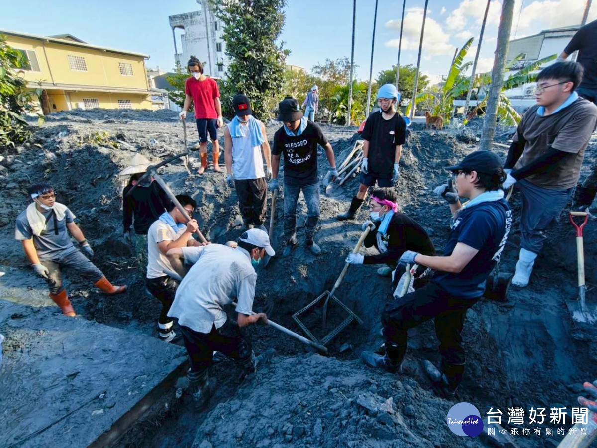 中原大學師生攜手為花蓮馬太鞍災區重建家園,協助住戶整頓環境與溝渠疏通。