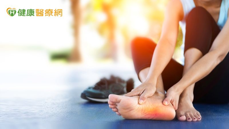 5旬婦為健身天天健走反害「足底筋膜炎」發作 震波治療助重拾步伐